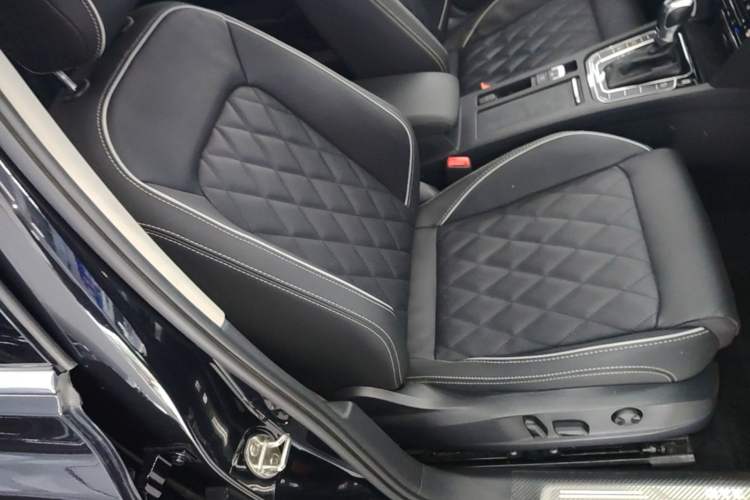 Used Volkswagen Magotan GTE Plug-in Hybrid 2022 GTE Luxury Model Right Front Seat