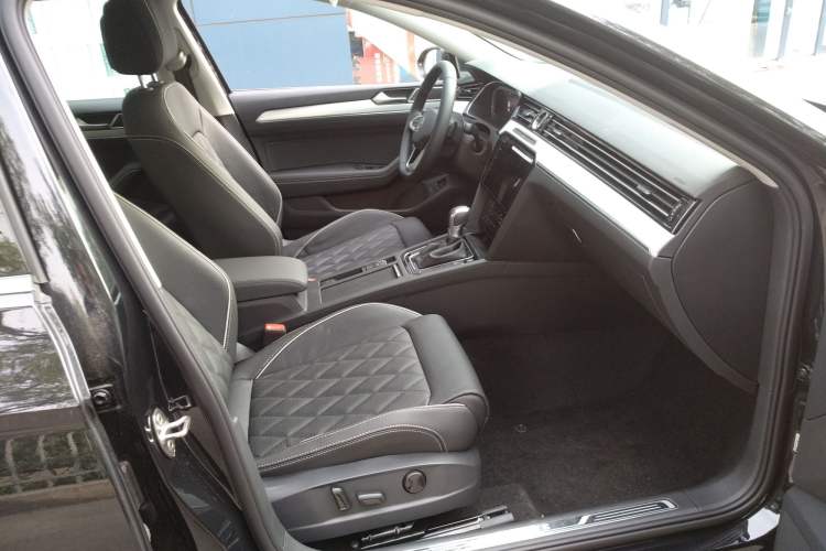 Used Volkswagen Magotan GTE Plug-in Hybrid 2022 GTE Luxury Model Right Front Seat