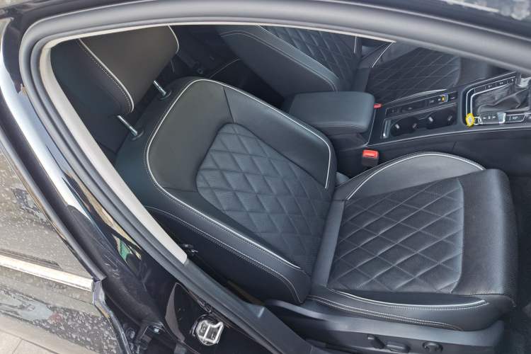 Used Volkswagen Magotan GTE Plug-in Hybrid 2022 GTE Luxury Model Right Front Seat