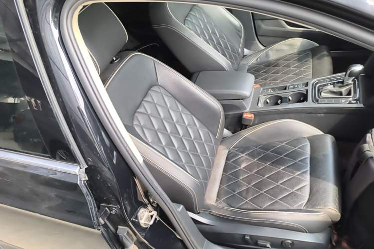 Used Volkswagen Magotan GTE Plug-in Hybrid 2022 GTE Luxury Model Right Front Seat