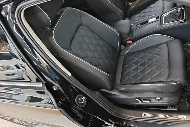Used Volkswagen Magotan GTE Plug-in Hybrid 2022 GTE Luxury Model Right Front Seat