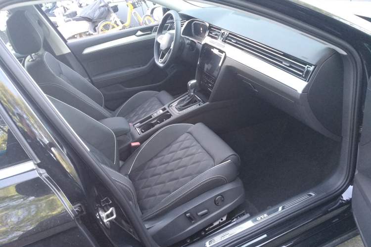 Used Volkswagen Magotan GTE Plug-in Hybrid 2022 GTE Luxury Model Right Front Seat