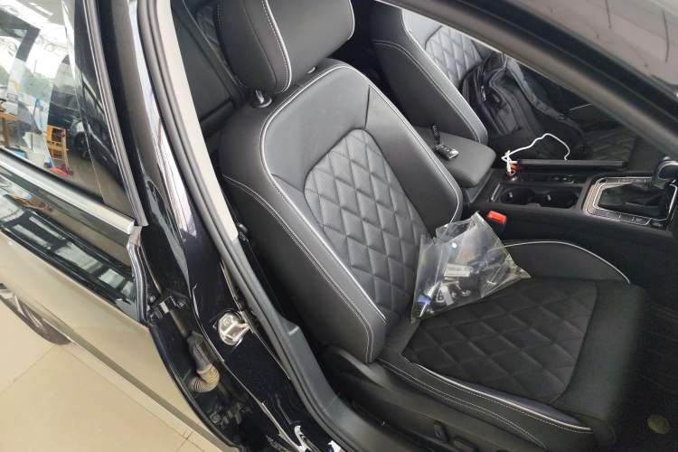 Used Volkswagen Magotan GTE Plug-in Hybrid 2022 GTE Luxury Model Right Front Seat