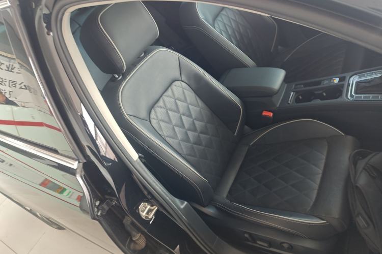 Used Volkswagen Magotan GTE Plug-in Hybrid 2022 GTE Luxury Model Right Front Seat