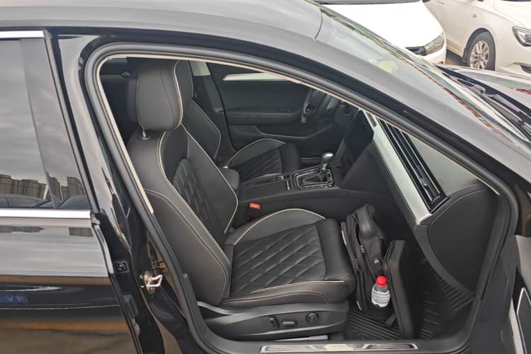 Used Volkswagen Magotan GTE Plug-in Hybrid 2022 GTE Luxury Model Right Front Seat
