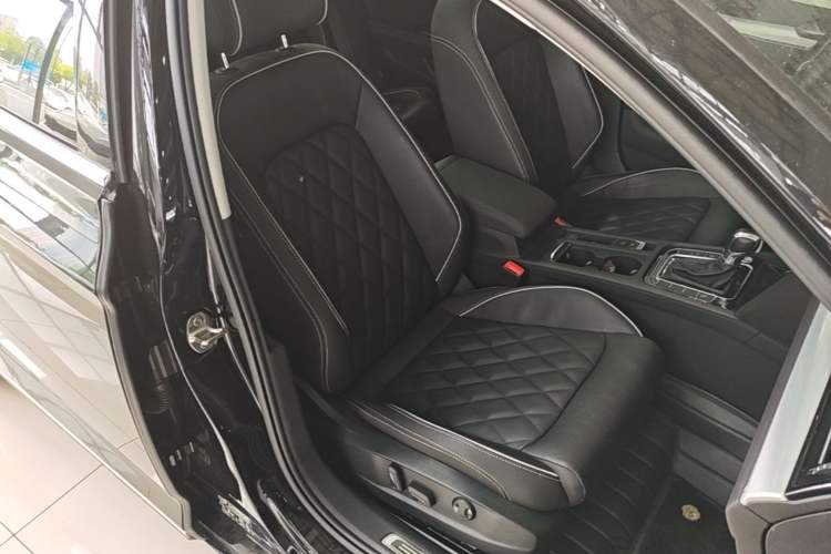 Used Volkswagen Magotan GTE Plug-in Hybrid 2022 GTE Luxury Model Right Front Seat
