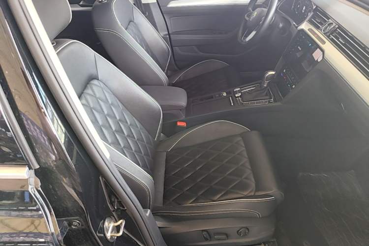 Used Volkswagen Magotan GTE Plug-in Hybrid 2022 GTE Luxury Model Right Front Seat