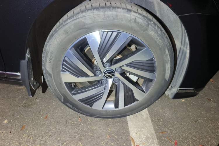 Used Volkswagen Magotan GTE Plug-in Hybrid 2022 GTE Luxury Model Right Front Wheel Hub