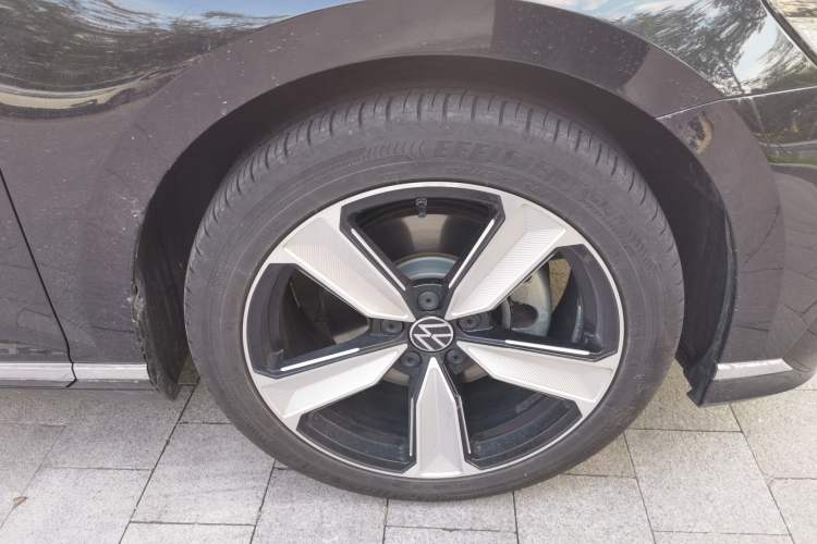 Used Volkswagen Magotan GTE Plug-in Hybrid 2022 GTE Luxury Model Right Front Wheel Hub