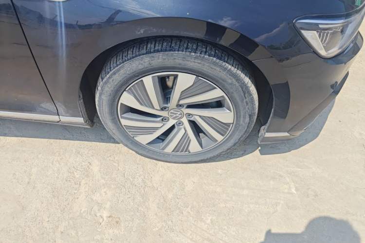 Used Volkswagen Magotan GTE Plug-in Hybrid 2022 GTE Luxury Model Right Front Wheel Hub