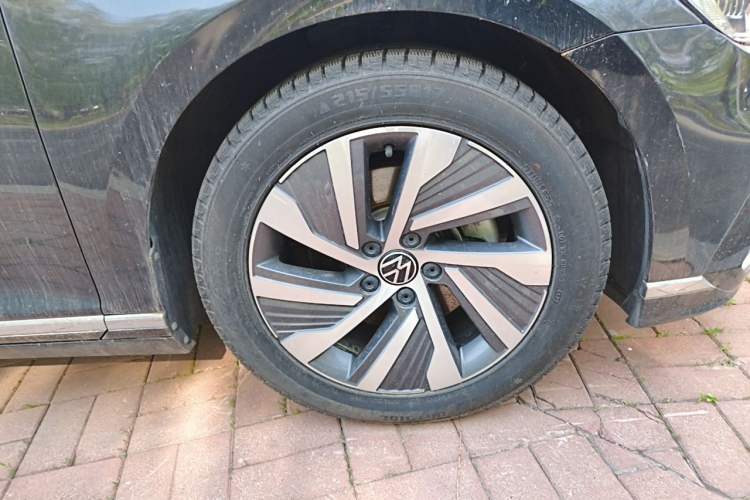 Used Volkswagen Magotan GTE Plug-in Hybrid 2022 GTE Luxury Model Right Front Wheel Hub