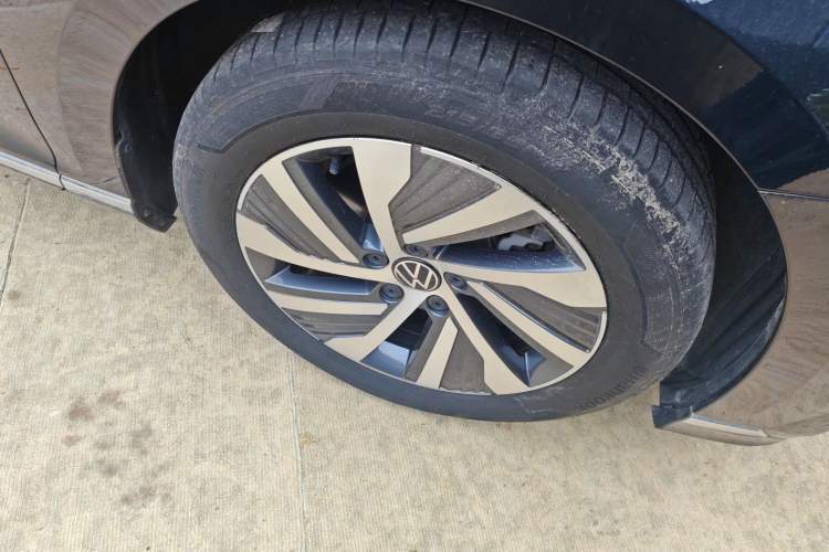Used Volkswagen Magotan GTE Plug-in Hybrid 2022 GTE Luxury Model Right Front Wheel Hub