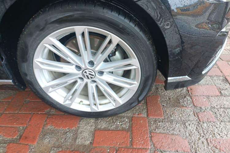 Used Volkswagen Magotan GTE Plug-in Hybrid 2022 GTE Prestige Model Right Front Wheel Hub