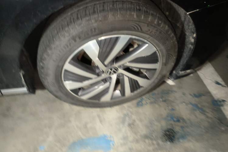 Used Volkswagen Magotan GTE Plug-in Hybrid 2022 GTE Luxury Model Right Front Wheel Hub