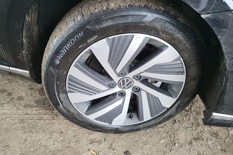 Used Volkswagen Magotan GTE Plug-in Hybrid 2022 GTE Luxury Model Right Front Wheel Hub