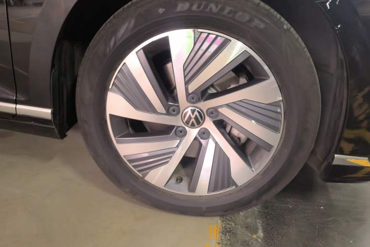 Used Volkswagen Magotan GTE Plug-in Hybrid 2022 GTE Luxury Model Right Front Wheel Hub