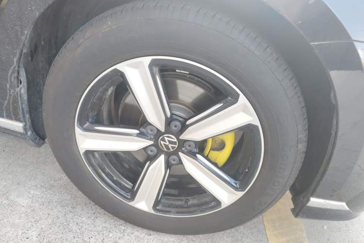 Used Volkswagen Magotan GTE Plug-in Hybrid 2022 GTE Luxury Model Right Front Wheel Hub