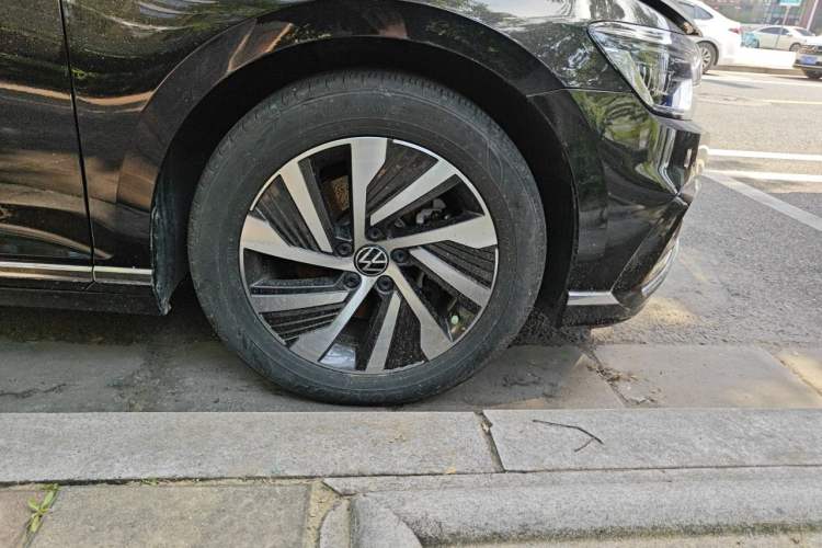 Used Volkswagen Magotan GTE Plug-in Hybrid 2022 GTE Prestige Model Right Front Wheel Hub