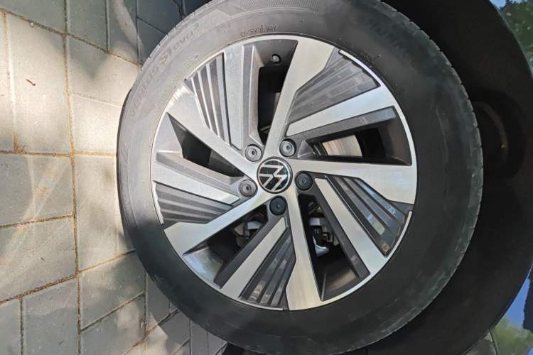 Used Volkswagen Magotan GTE Plug-in Hybrid 2022 GTE Luxury Model Right Front Wheel Hub
