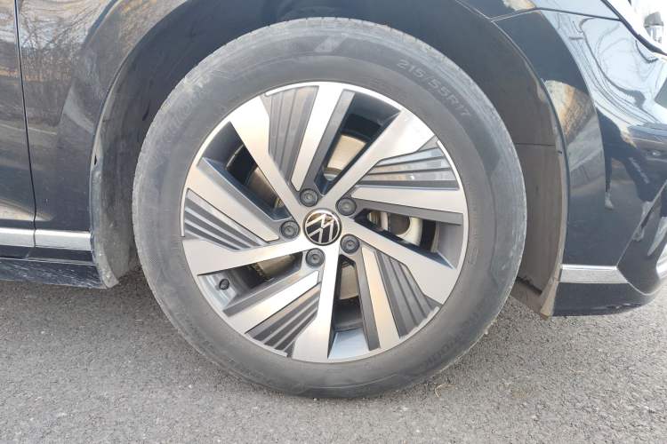 Used Volkswagen Magotan GTE Plug-in Hybrid 2022 GTE Luxury Model Right Front Wheel Hub