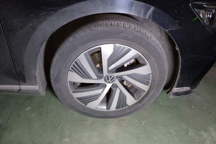 Used Volkswagen Magotan GTE Plug-in Hybrid 2022 GTE Luxury Model Right Front Wheel Hub