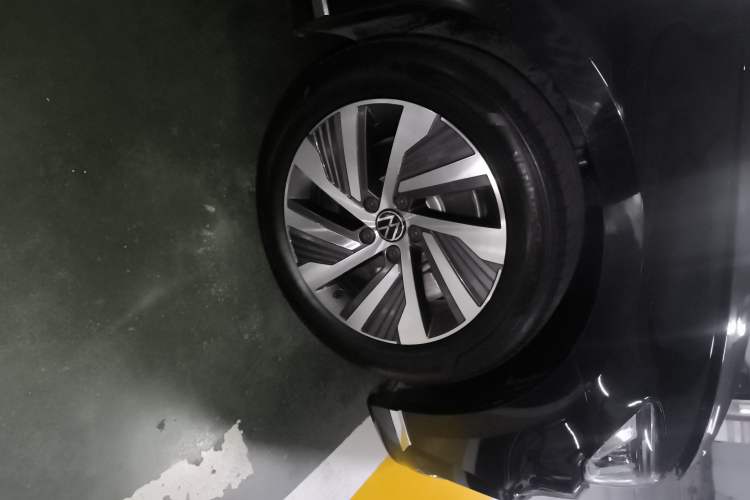 Used Volkswagen Magotan GTE Plug-in Hybrid 2022 GTE Luxury Model Right Front Wheel Hub