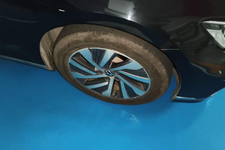 Used Volkswagen Magotan GTE Plug-in Hybrid 2022 GTE Luxury Model Right Front Wheel Hub