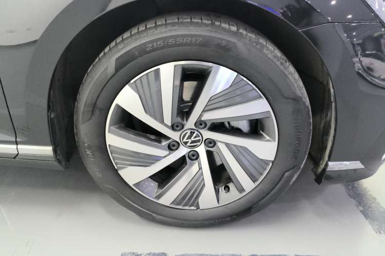 Used Volkswagen Magotan GTE Plug-in Hybrid 2022 GTE Luxury Model Right Front Wheel Hub