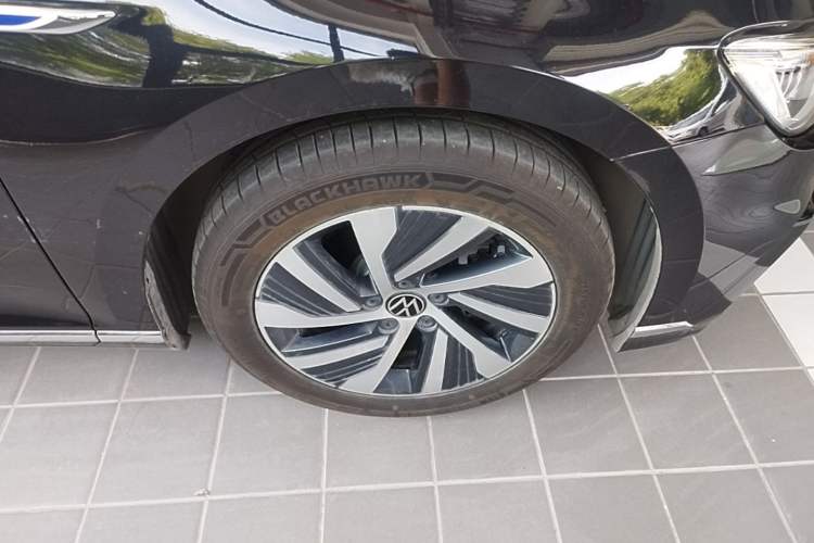 Used Volkswagen Magotan GTE Plug-in Hybrid 2022 GTE Luxury Model Right Front Wheel Hub