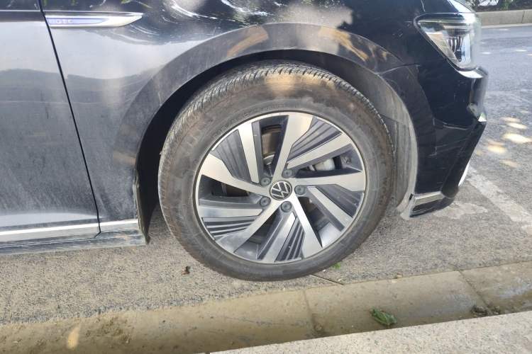 Used Volkswagen Magotan GTE Plug-in Hybrid 2022 GTE Luxury Model Right Front Wheel Hub