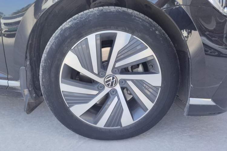 Used Volkswagen Magotan GTE Plug-in Hybrid 2022 GTE Luxury Model Right Front Wheel Hub