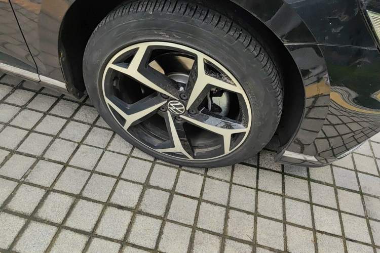 Used Volkswagen Magotan GTE Plug-in Hybrid 2022 GTE Luxury Model Right Front Wheel Hub