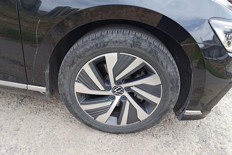 Used Volkswagen Magotan GTE Plug-in Hybrid 2022 GTE Luxury Model Right Front Wheel Hub