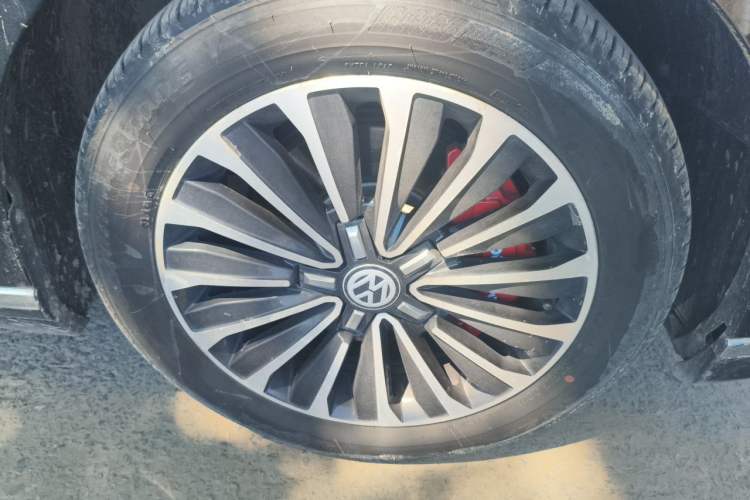 Used Volkswagen Magotan GTE Plug-in Hybrid 2022 GTE Luxury Model Right Front Wheel Hub