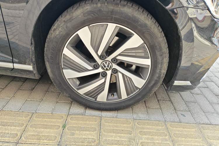 Used Volkswagen Magotan GTE Plug-in Hybrid 2022 GTE Luxury Model Right Front Wheel Hub