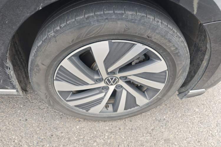 Used Volkswagen Magotan GTE Plug-in Hybrid 2022 GTE Luxury Model Right Front Wheel Hub