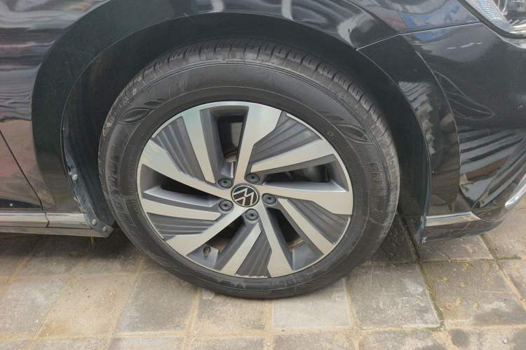 Used Volkswagen Magotan GTE Plug-in Hybrid 2022 GTE Luxury Model Right Front Wheel Hub