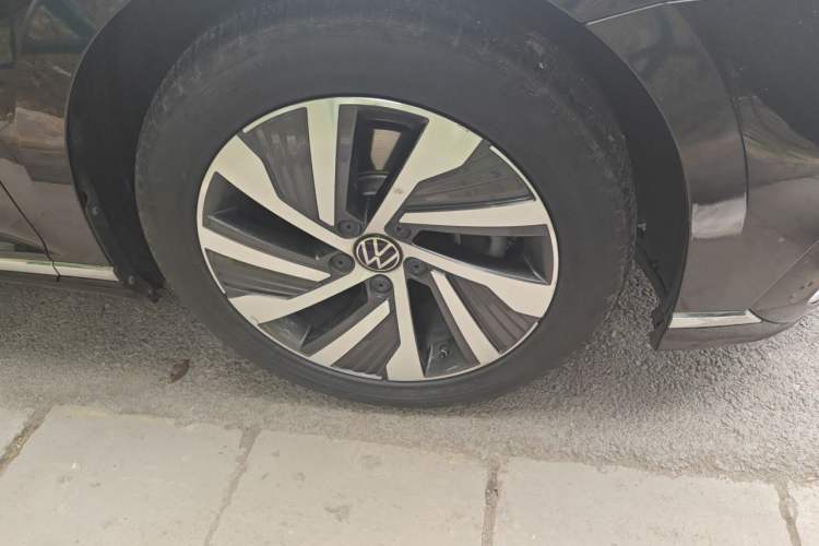 Used Volkswagen Magotan GTE Plug-in Hybrid 2022 GTE Luxury Model Right Front Wheel Hub