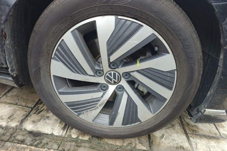 Used Volkswagen Magotan GTE Plug-in Hybrid 2022 GTE Luxury Model Right Front Wheel Hub