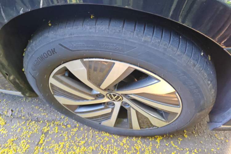 Used Volkswagen Magotan GTE Plug-in Hybrid 2022 GTE Luxury Model Right Front Wheel Hub