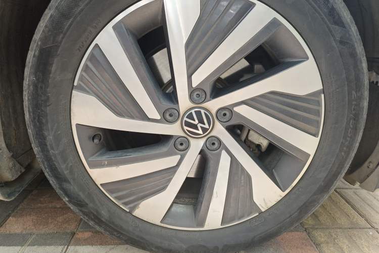 Used Volkswagen Magotan GTE Plug-in Hybrid 2022 GTE Luxury Model Right Front Wheel Hub