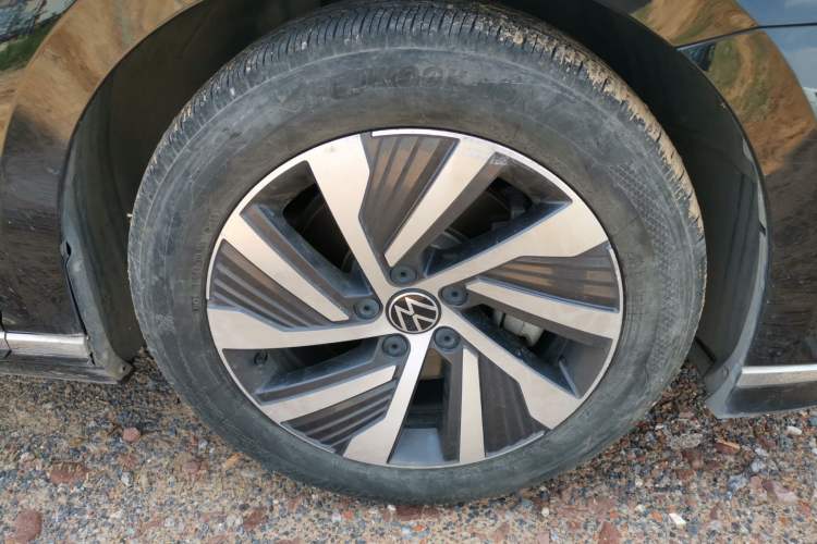 Used Volkswagen Magotan GTE Plug-in Hybrid 2022 GTE Luxury Model Right Front Wheel Hub