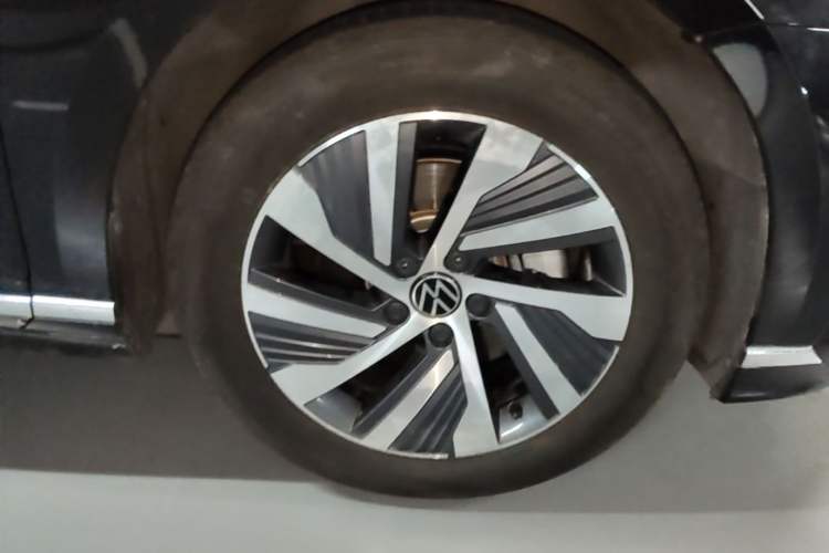 Used Volkswagen Magotan GTE Plug-in Hybrid 2022 GTE Luxury Model Right Front Wheel Hub