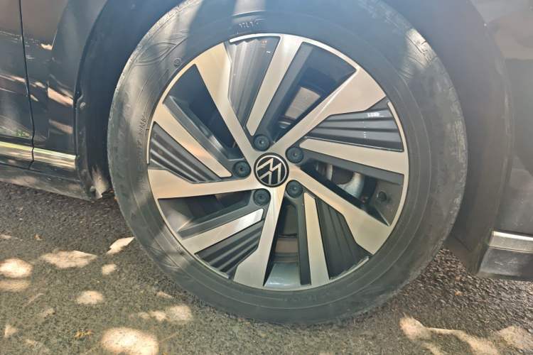 Used Volkswagen Magotan GTE Plug-in Hybrid 2022 GTE Luxury Model Right Front Wheel Hub