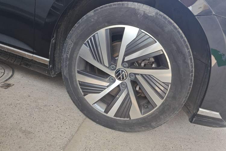 Used Volkswagen Magotan GTE Plug-in Hybrid 2022 GTE Luxury Model Right Front Wheel Hub
