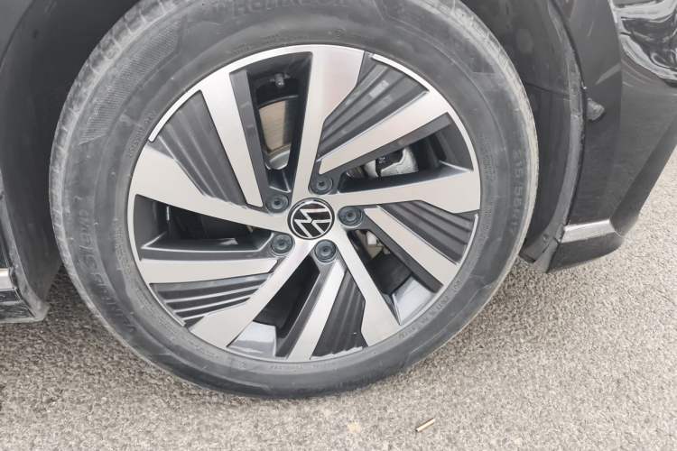 Used Volkswagen Magotan GTE Plug-in Hybrid 2022 GTE Luxury Model Right Front Wheel Hub