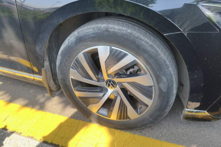 Used Volkswagen Magotan GTE Plug-in Hybrid 2022 GTE Luxury Model Right Front Wheel Hub