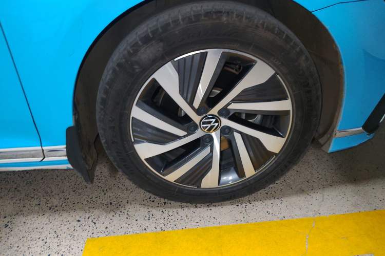 Used Volkswagen Magotan GTE Plug-in Hybrid 2022 GTE Luxury Model Right Front Wheel Hub