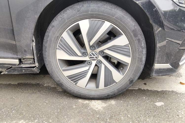 Used Volkswagen Magotan GTE Plug-in Hybrid 2022 GTE Luxury Model Right Front Wheel Hub