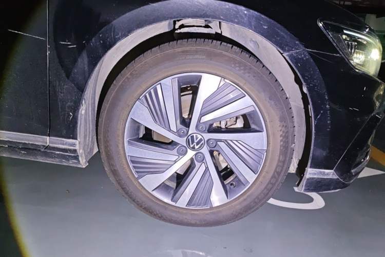 Used Volkswagen Magotan GTE Plug-in Hybrid 2022 GTE Luxury Model Right Front Wheel Hub